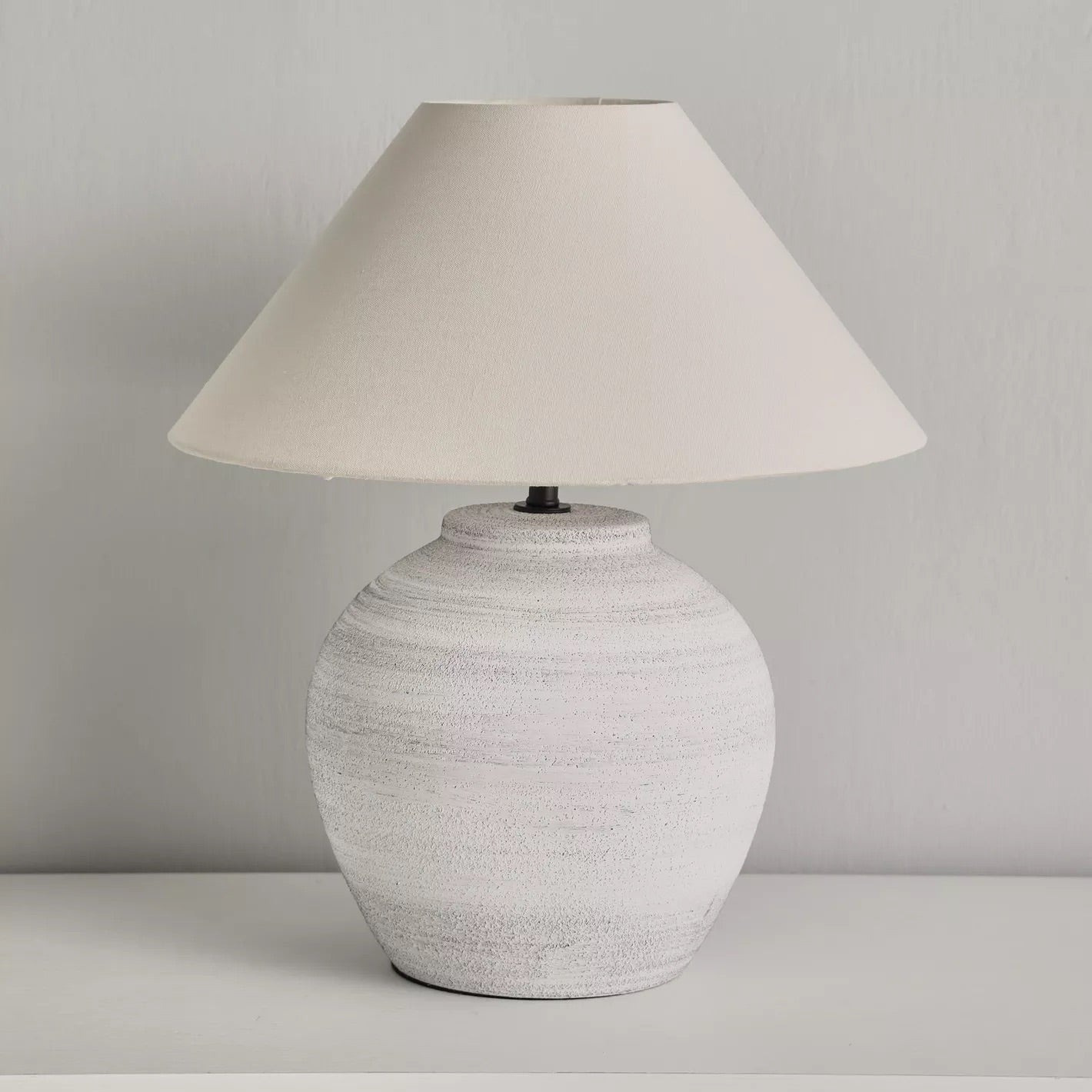 Vela White Ceramic Table Lamp