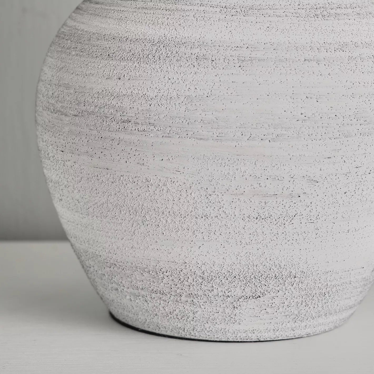 Vela White Ceramic Table Lamp