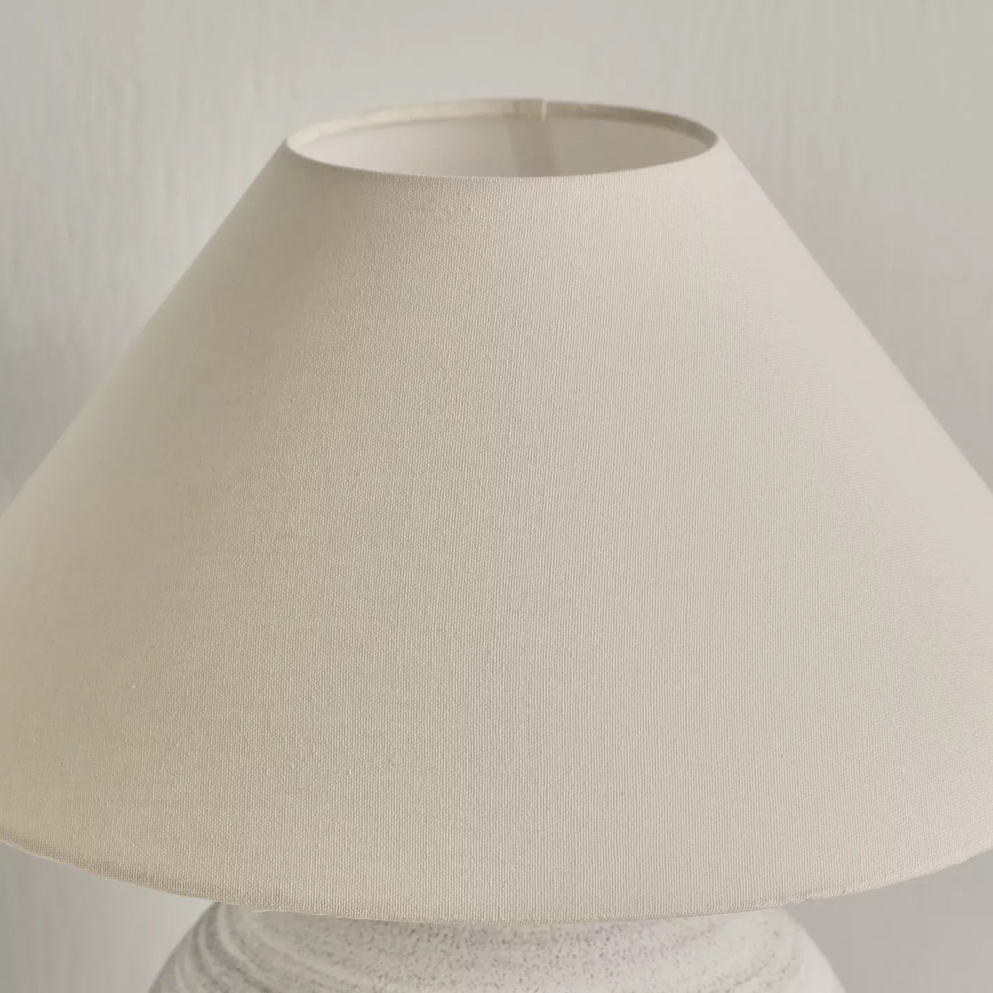 Vela White Ceramic Table Lamp